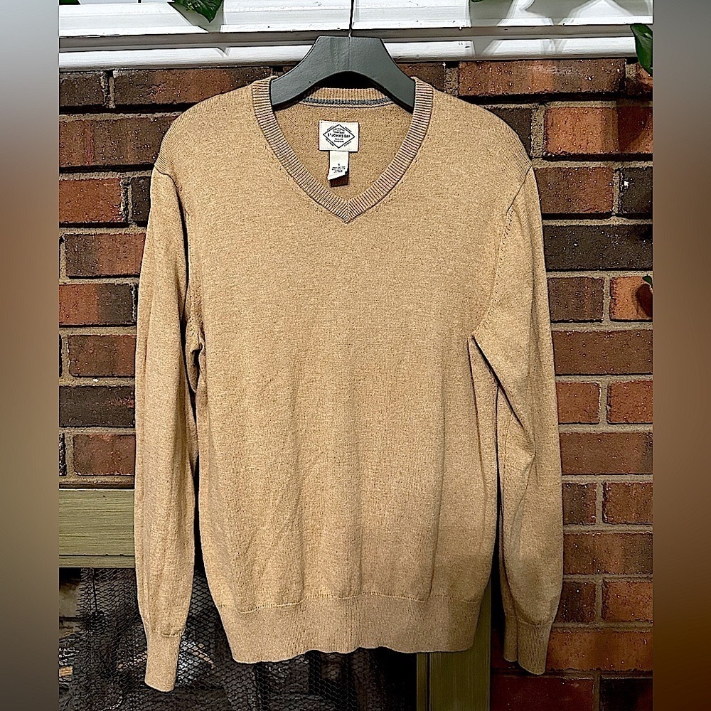 🖤 men’s ST John’s Bay tan color V-neck sweater Small great condition.